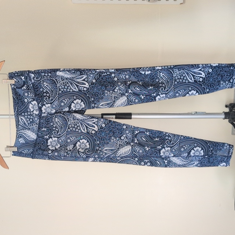 Old Navy Active 'Go Dry' Paisley  Leggings - Blue and White